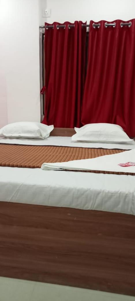 Hotel Sai Santosh Ширди Номер фото
